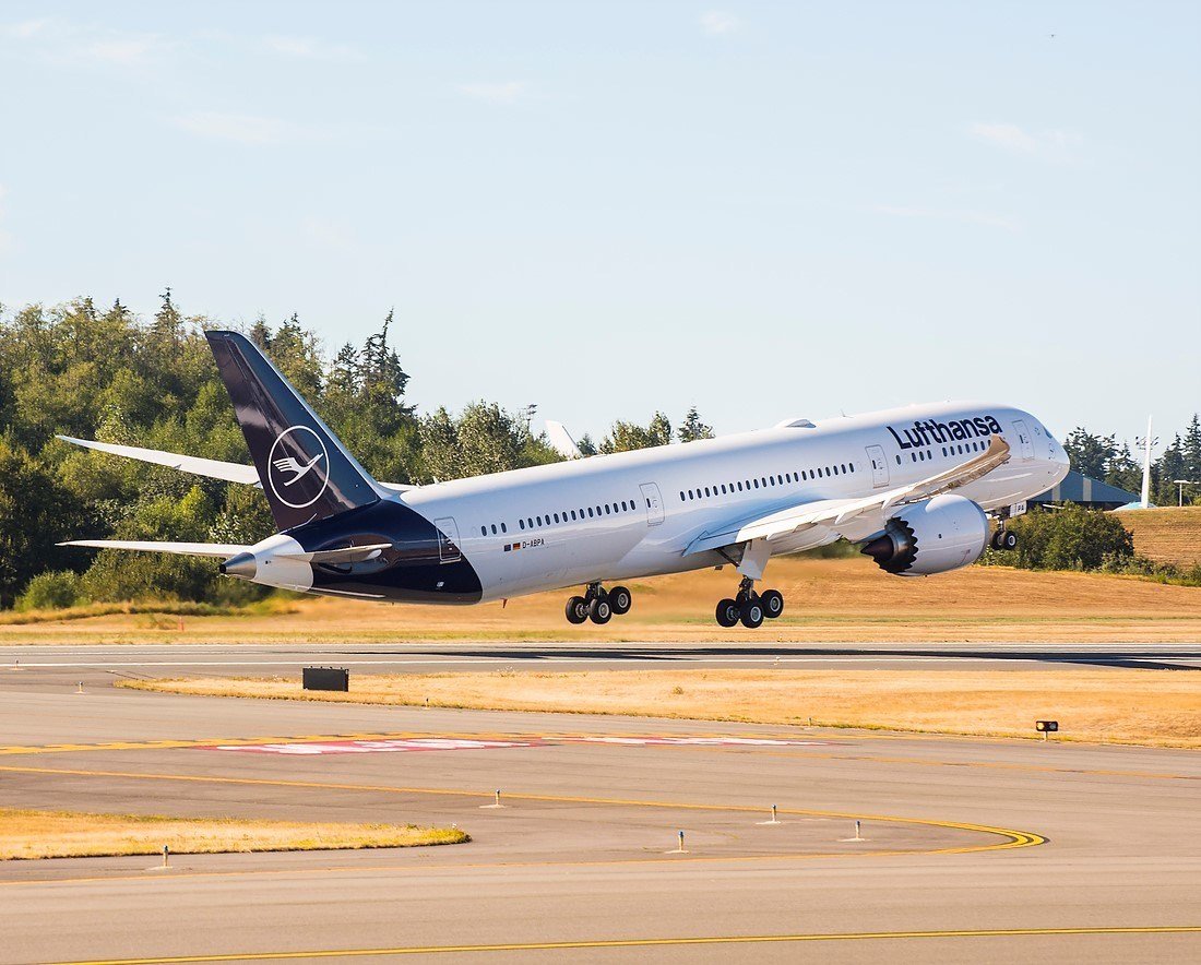Lufthansa Group takes delivery of its first 787 Dreamliner