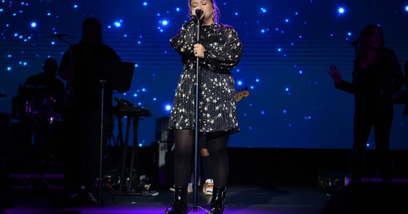 Kelly Clarkson and Norwegian Cruise Line celebrate 100 winning educators during Norwegian Prima’s Texas debut